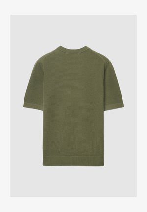 Kurzärmeliges, olivgrünes Strickpullover mit strukturiertem Muster, geripptem Rundhalsausschnitt und geradem Saum. Keine sichtbaren Etiketten oder Verzierungen.