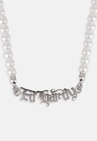 Colar de prata com um pendente de estilo gótico "Ed Hardy", complementado por pérolas brancas redondas e brilhantes e fechos em metal.