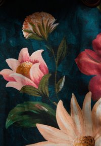 Σκούρο τιρκουάζ φόντο με μεγάλα ροζ, κόκκινα και ροδακινί λουλούδια και πράσινα φύλλα, τοποθετημένα σε ρεαλιστικό βοτανικό μοτίβο.