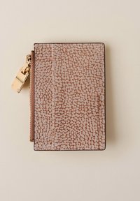 Kompakte Brieftasche mit strukturiertem beigen und braunen Muster, goldener Reißverschluss und einem goldenen Reißverschlussgriff, der mit "BORBONESE" graviert ist, auf einem hellen Hintergrund.