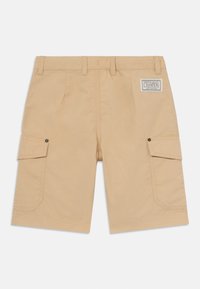 Shorts cargo beige en tissu mélangé de coton. Comprend deux poches latérales, une taille avec passants de ceinture et un patch logo Champion.