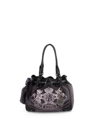 Zwarte en paarse Juicy Couture handtas met trekkoord bovenaan, decoratief wapen, twee handvatten, zijstrik en hartvormige sleutelhangers.