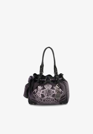 Zwarte en paarse Juicy Couture handtas met trekkoord bovenaan, decoratief wapen, twee handvatten, zijstrik en hartvormige sleutelhangers.