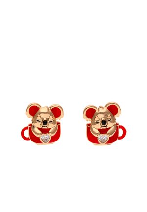 Arany színű, koala formájú fülbevalópár piros csészékben, mindegyik kis szív alakú drágakövet tart.