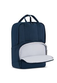 Marinblå tygryggsäck med två handtag upptill, ett framfack med dragkedja och en ljusgrå insida. Enkel, rektangulär design.
