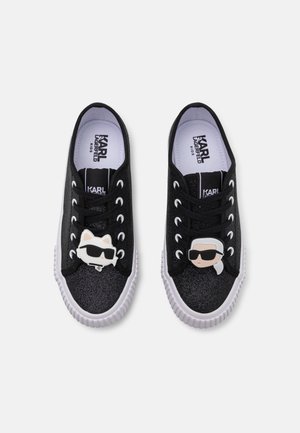 Sneaker nere con glitter e suole in gomma bianche, caratterizzate da charm in plastica a forma di gatto e occhiali da sole sulle stringhe. Fodera in cotone e soletta imbottita.