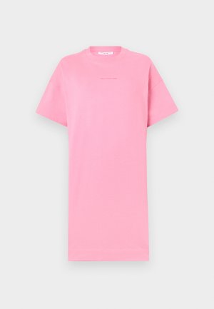 Rózsaszín pamut póló rövid ujjakkal, laza fazonban, kerek nyakkivágással és minimális szöveges részlettel a középen. Egyszerű dizájn, egyszínű.