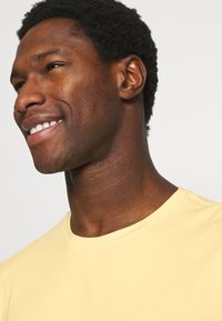 Tommy Hilfiger T-shirt básica - delicate yellow