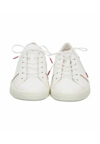 Weiße Sneaker mit einem Obermaterial aus glattem Leder, flachen Schnürsenkeln, roten Akzenten und einer strukturierten Gummisohle für besseren Halt. Schlichtes Design.