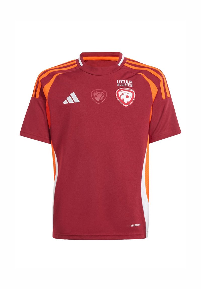 Maillot de sport rouge à manches courtes avec des rayures orange, des accents blancs et les logos de la Lettonie et d'Adidas. Fabriqué en matériau léger et respirant.