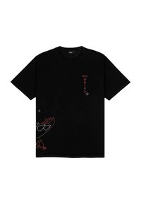 Schwarzes Baumwoll-T-Shirt mit kurzen Ärmeln, das rote grafische Designs zeigt, darunter Text und eine stilisierte Illustration von Sonnenbrillen.