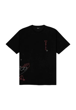 Schwarzes Baumwoll-T-Shirt mit kurzen Ärmeln, das rote grafische Designs zeigt, darunter Text und eine stilisierte Illustration von Sonnenbrillen.
