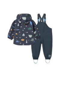 Αδιάβροχο παιδικό σετ δύο τεμαχίων που περιλαμβάνει μπλε σκούρο μπουφάν με πολύχρωμα σχέδια με βάρκες και ταυτόχρονα μονόχρωμη μπλε σκούρα φόρμα με ελαστικά μανσέτα.