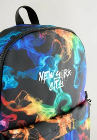 Schwarzer Rucksack mit bunten Rauchmustern in Blau, Orange und Grün. Auffällig aufgedruckte weiße Grafik "NEW YORK CITIES". Details zu Reißverschluss und Griff.