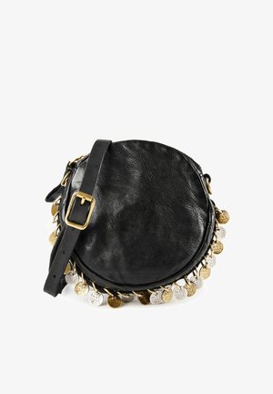 Runde schwarze Leder-Umhängetasche mit verstellbarem Riemen und abwechselnd goldenen und silbernen dekorativen Münzen entlang der Ränder.