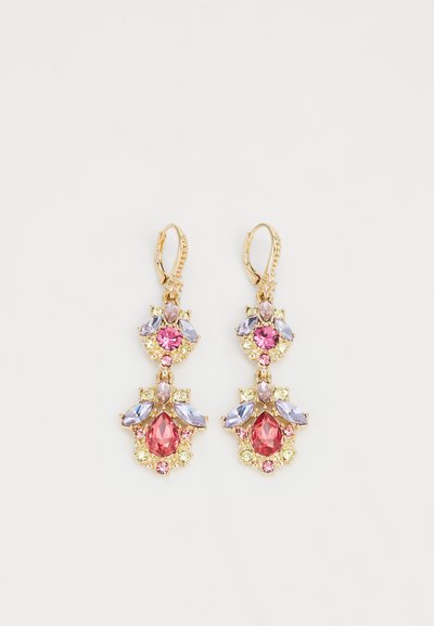 Guldtonede dråbeøreringe med pink, lilla og gule ædelstene i forskellige former; intrikat blomstermotiv med flere niveauer.