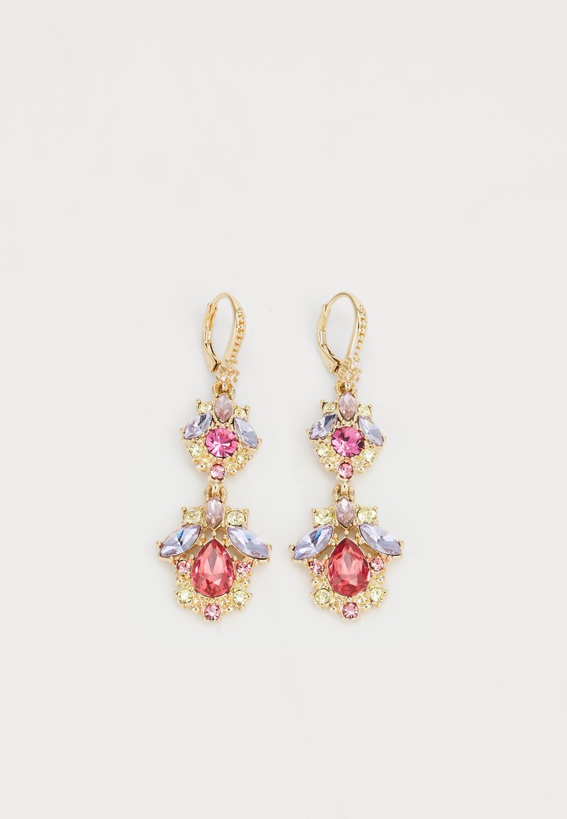 Goldfarbene Ohrringe mit Tropfenform, die pinke, lila und gelbe Edelsteine in verschiedenen Formen präsentieren; aufwendiges florales Design mit mehreren Ebenen.