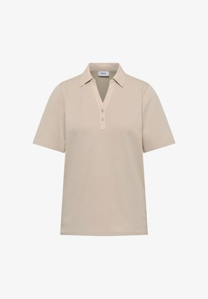 Polo de manga corta beige con cuello y tapeta de dos botones, con la etiqueta "Cecil" en el interior del cuello.