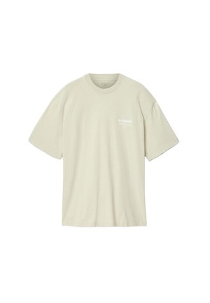 Béžové tričko s krátkým rukávem a kulatým výstřihem, s malým bílým logem „ALLSAINTS“ na levé straně hrudníku.