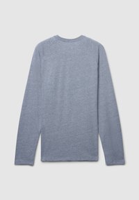 Camicia azzurra a maniche lunghe con una texture liscia, colletto tondo e maniche raglan. Il retro è semplice, privo di qualsiasi motivo o grafica.