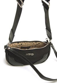 Borsa a spalla nera realizzata in tessuto e pelle, con chiusura a zip, fodera a stelle e tracolla regolabile.
