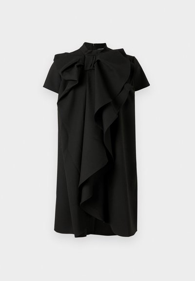 Czarna asymetryczna sukienka z wysoką szyją i krótkimi rękawami, z dużym, drapowanym detalem w postaci falbany na przodzie. Gładka faktura materiału.