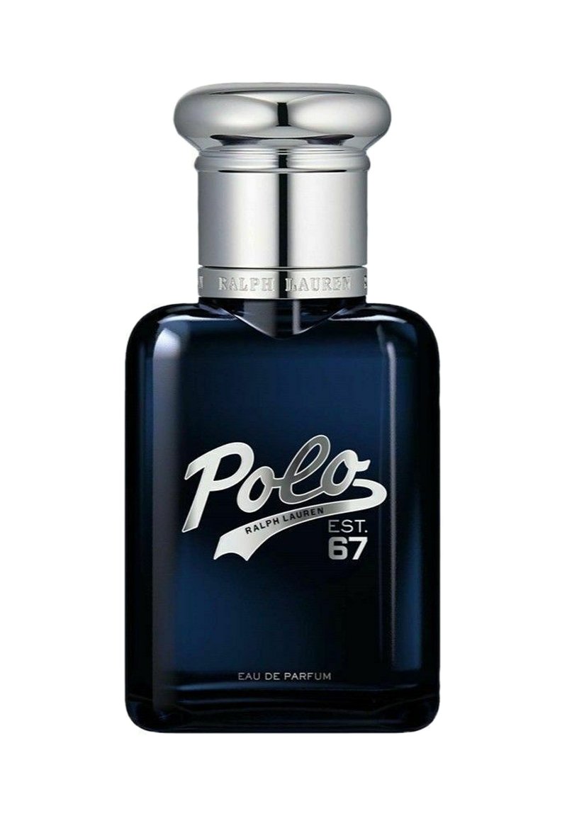 Tummansininen suorakaiteen muotoinen lasipullo parfyymille, jossa on hopeinen korkki. Pullo on varustettu "Polo" ja "Ralph Lauren EST. 67" -tunnuksilla. Pullossa on ilmoitettu Eau de parfum.