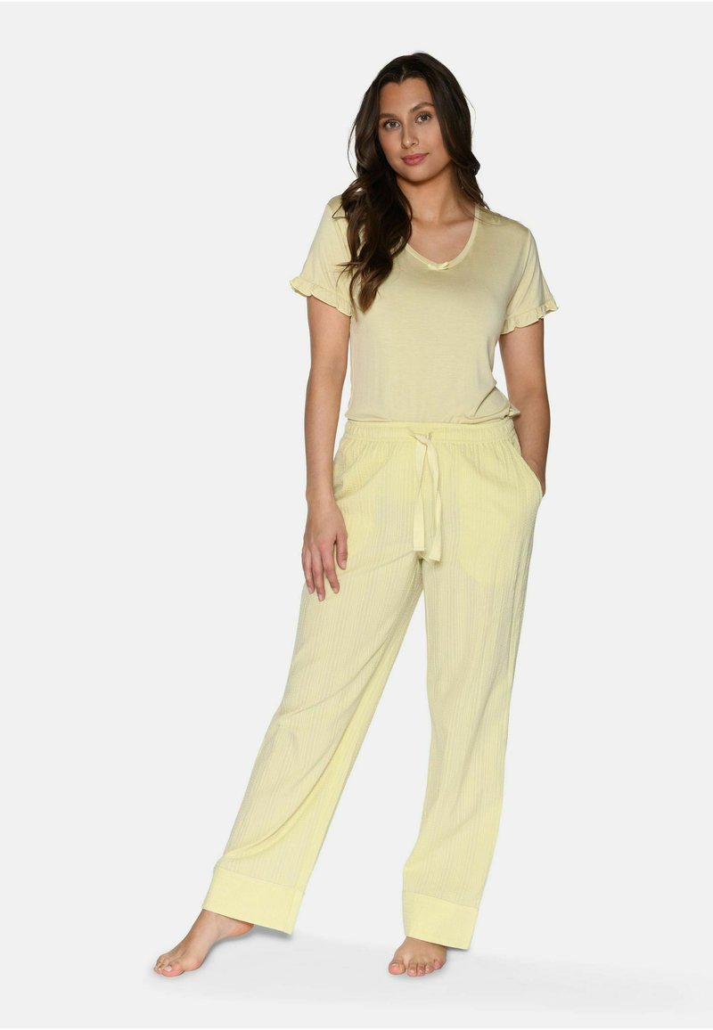 Lichtgele pyjama set met een kortemouwen top met ruches en bijpassende relaxed-fit broek met een koord in de taille en textuurstof.