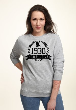 Szara bluza z okrągłym dekoltem, z czarnym nadrukiem z napisem „1930 BOOP LOVE” i akcentami lauru. Materiał mieszanka bawełny.