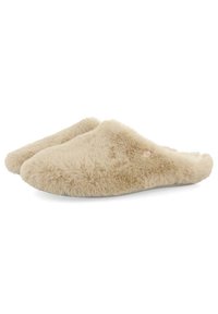 Chaussons beige en peluche avec une texture douce, à enfiler, et aux bords arrondis. Style minimaliste sans quincaillerie ni motifs visibles.