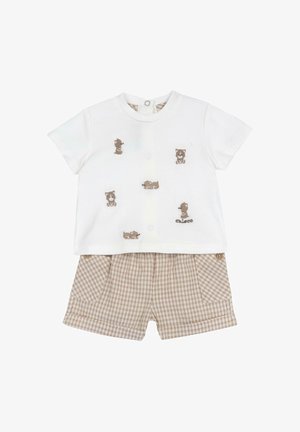 T-shirt bébé blanc à manches courtes avec petites illustrations de chiens marron, associé à un short beige et marron à carreaux avec poches avant et boutons.