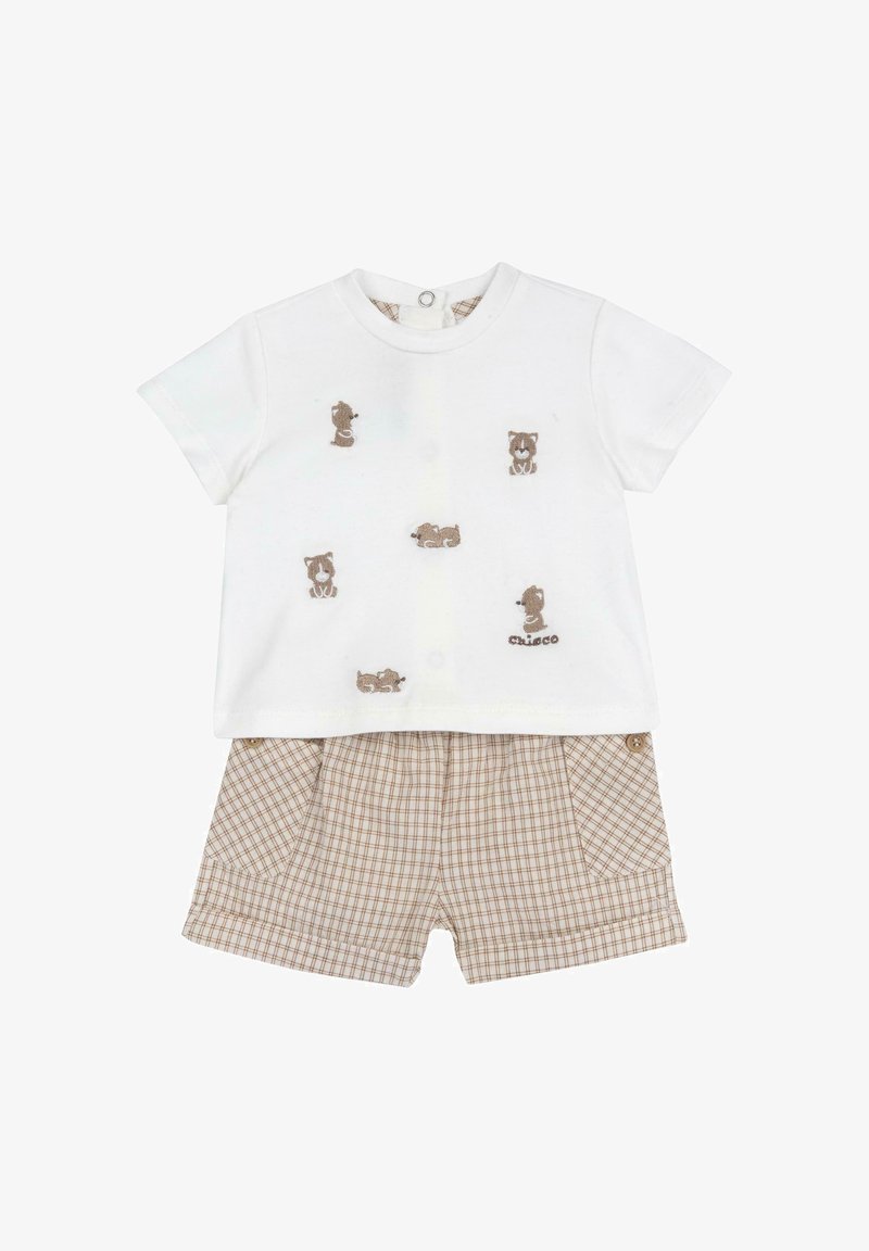 T-shirt bébé blanc à manches courtes avec petites illustrations de chiens marron, associé à un short beige et marron à carreaux avec poches avant et boutons.