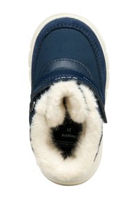 Botín textil azul con cinta de velcro, forro de pelo sintético blanco y suela de goma blanca. Presenta superficies lisas y texturizadas.