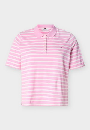 Roze-wit gestreept polohemd met korte mouwen, kraag en drie knopen, met een klein geborduurd logo op de borst.