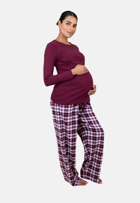 Zwangere pyjama set met een lange mouwen bordeauxrood shirt en een geruit patroon in bordeaux, wit en paars. Zachte stof, relaxed fit.