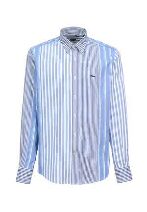 Camicia a righe azzurro chiaro e bianco con colletto button-down, maniche lunghe e un piccolo logo sul petto. Il tessuto appare liscio.