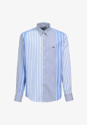 Camicia a righe azzurro chiaro e bianco con colletto button-down, maniche lunghe e un piccolo logo sul petto. Il tessuto appare liscio.