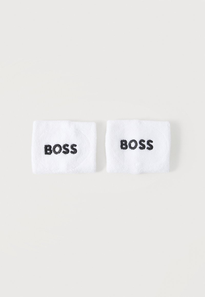 Δύο λευκά βραχιολάκια με μαύρο κεντητό κείμενο "BOSS" τοποθετημένα δίπλα-δίπλα σε ένα ανοιχτό φόντο.