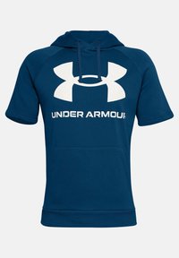 Námořnický modrý hoodie s krátkým rukávem vyrobený z měkké látky, který má velké bílé logo Under Armour a klokání kapsu. Kapuce se stahovací šňůrou.