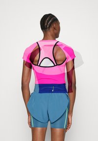 Under Armour RUN ANYWHERE CROP - T-Shirt sport - rebel pink/ black