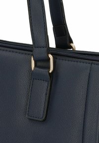 Donkerblauwe leren handtas met een gestructureerde afwerking, voorzien van gouden hardware accenten en stevige schouderbanden. Ritsluiting aan de bovenkant.