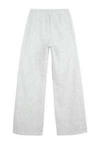 Jasnoszare szerokie spodnie dresowe z elastycznym paskiem na wysokości talii. Wykonane z miękkiego, teksturowanego materiału bez dodatkowych wzorów czy akcentów.