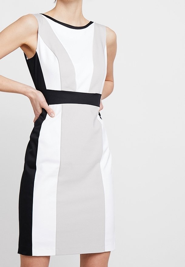 Robe sans manches présentant un design en bloc de couleurs blanc, gris clair et noir, avec une coupe ajustée et une ceinture contrastante.