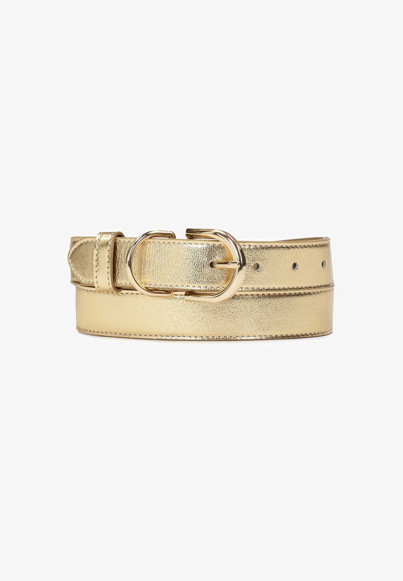Gouden metalen riem met een gladde, gestructureerde afwerking, voorzien van een ronde gesp en meerdere verstelbare gaatjes. Gestikte details langs de randen.