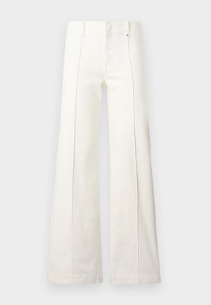 Valged kõrge vöökohaga laiad püksid, esiosas õmblustega ja vööaasa, esitatud lihtsal heledal taustal.