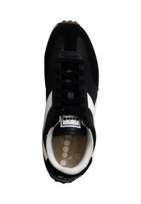 Sneaker nere con strisce bianche, caratterizzata da una tomaia in suede e tessuto, punta rotonda e lacci piatti. Logo visibile sulla linguetta e sulla soletta.