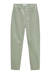 Pantalones verdes de cuero sintético con acabado brillante, que cuentan con una cintura alta, bolsillos frontales y una textura suave, que se estrechan hacia el tobillo.