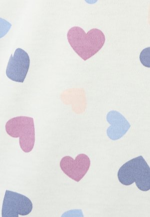 Witte stof met een verspreid patroon van harten in tinten roze, paars en blauw. Zachte textuur met een lichte rek.