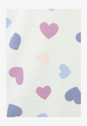 Tejido blanco con un patrón disperso de corazones en tonos de rosa, púrpura y azul. Textura suave con un ligero estiramiento.