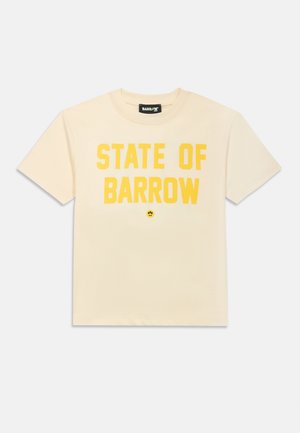 Tricou din bumbac crem cu text galben îndrăzneț "STATE OF BARROW" în font bloc. Guler clasic și mâneci scurte.